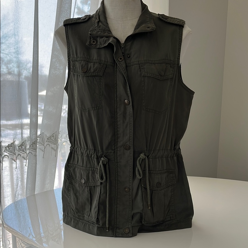 Reitman’s army green sleeveless vest size 7